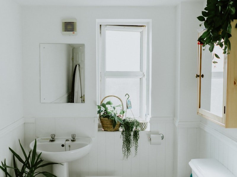 Clean white Ottawa bathroom with fresh grout and caulk